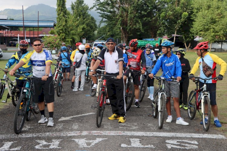 Sambut Hari Bhayangkara Ke-76, Polres Ende Gelar Fun Bike Bersama Komunitas Bersepada Masyarakat Ende