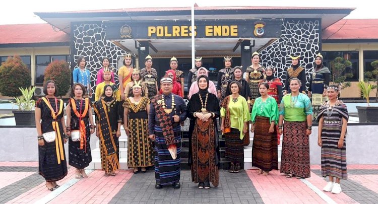 Sambut Hari jadi Polwan ke 74, Srikandi Polres Ende Tampil Cantik Mengenakan Busana Adat Daerah Nusa Tenggara Timur