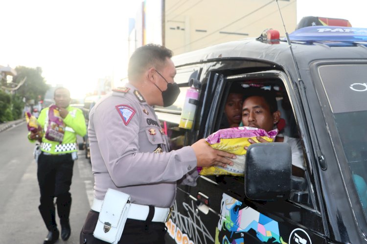 Pasca Kenaikan Harga BBM, Puluhan Sopir Angkutan Kota Dapat Bantuan Sembako dari Polres Ende