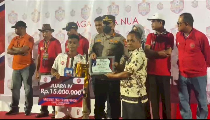 Sukses Amankan Turnamen Final Sepakbola Piala Bupati Ende Cup U-23, Kapolres Ende Turut Menyerahkan Penghargaan dan Medali