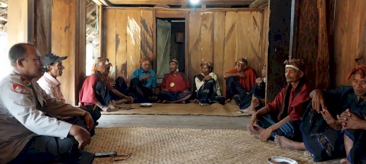Kapolsek Detusoko Hadiri Pelaksanaan Ritual Adat di Kampung Adat Wologeru