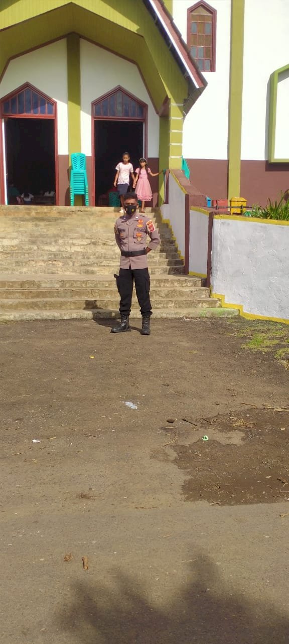 Personel Polsek Wolowaru Melaksanakan Pengamanan Misa Kanak-Kanak Suci di Gereja Santa Imaculata Jopu