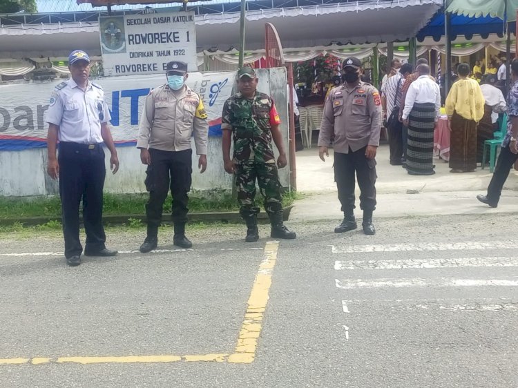 Personil Polsek Ende Melaksanakan Pengamanan Misa Syukur 1 Abad SDK Roworeke 1