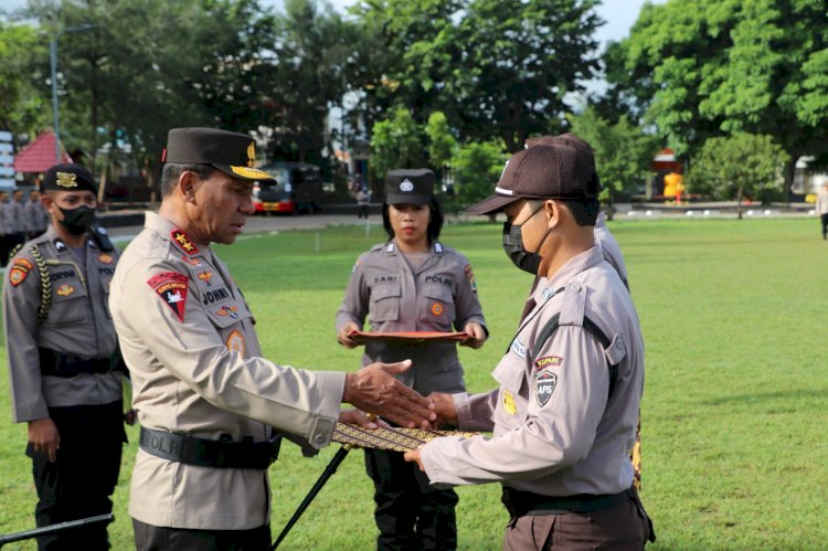 Kapolda NTT Irjen Pol Drs. Johni Asadoma, M.Hum berikan penghargaan kepada dua anggota Satpam