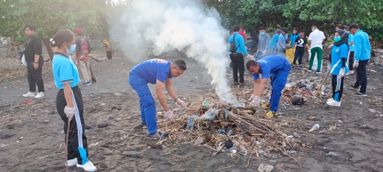 Peringati Hari Peduli Sampah Nasional, Polres Ende Ambil Bagian Bersihkan Sampah di Sepanjang Pantai Mbongawani Ende