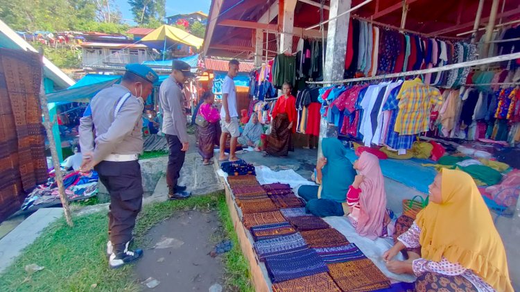 Sambang dan Patroli di Pasar Wolowaru, Kapolsek Wolowaru Sampaikan Imbauan Kamtibmas Kepada Pedagang dan Pengunjung