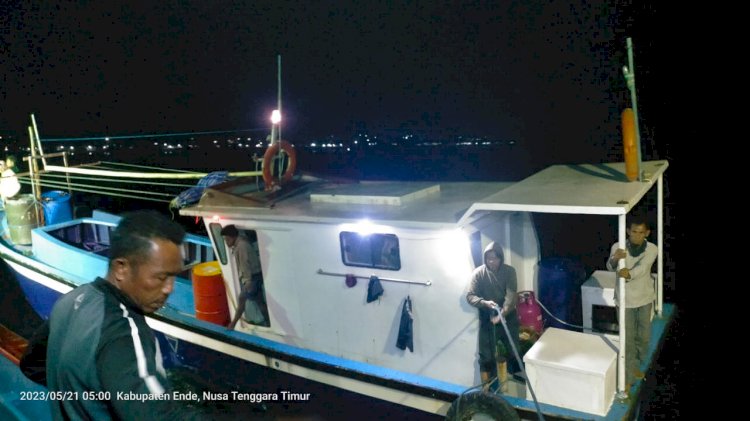 Gerak Cepat Polsek Pulau Ende Evakuasi Kapal Yang Macet Di Tengah Laut Sawu