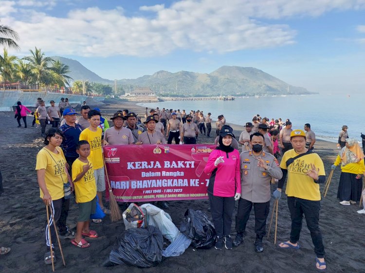 Kapolres Ende Pimpin Kerja Bakti di Pantai Kota Raja Dalam Rangka Sambut Hari Bhayangkara ke-77