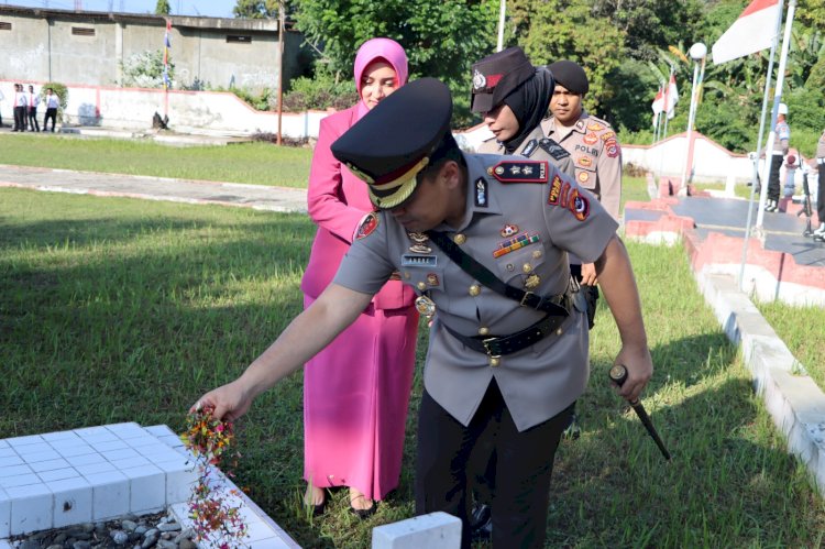 Polres Ende Melaksanakan Upacara Ziarah di Taman Makam Pahlawan dan Tabur Bunga di Dermaga Ende