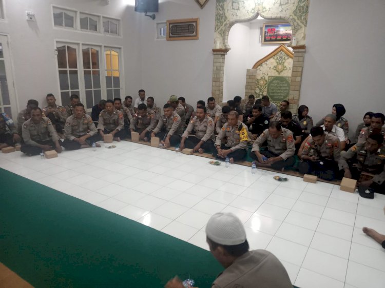 Anggota Polres Ende Melaksanakan Kegiatan Binrohtal di Masjid Shiratal Mustaqim Polres Ende