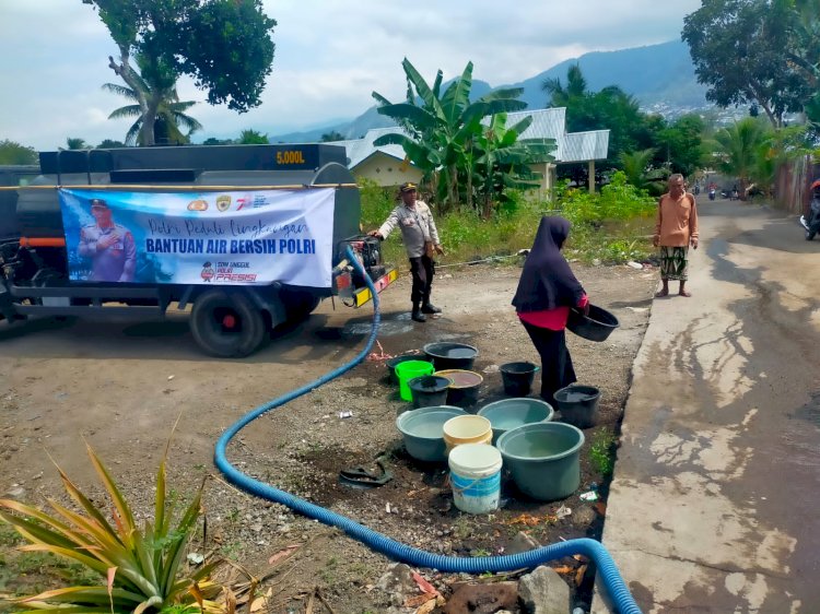 Waspada Cuaca Panas Dan Kemarau Panjang, Polres Ende Salurkan Bantuan Air Bersih Kepada Warga Yang Membutuhkan