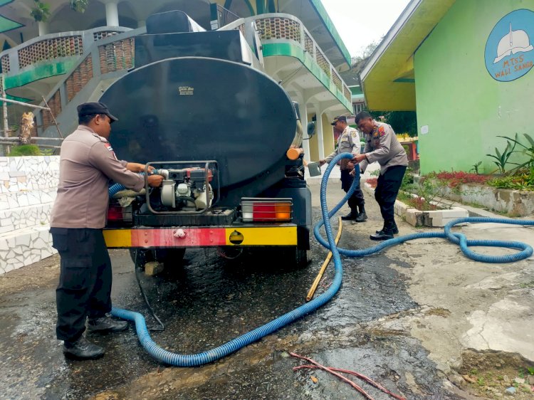 Pondok Pesantren Walisanga Ende Mendapat Bantuan Air Bersih Dari Polres Ende