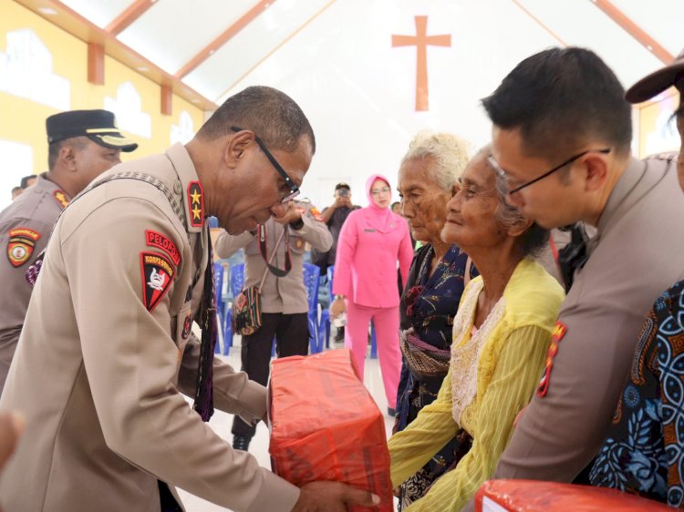 Kapolda dan Ketua Bhayangkari Daerah NTT Menyentuh Hati Masyarakat Lansia di Sabu Raijua.