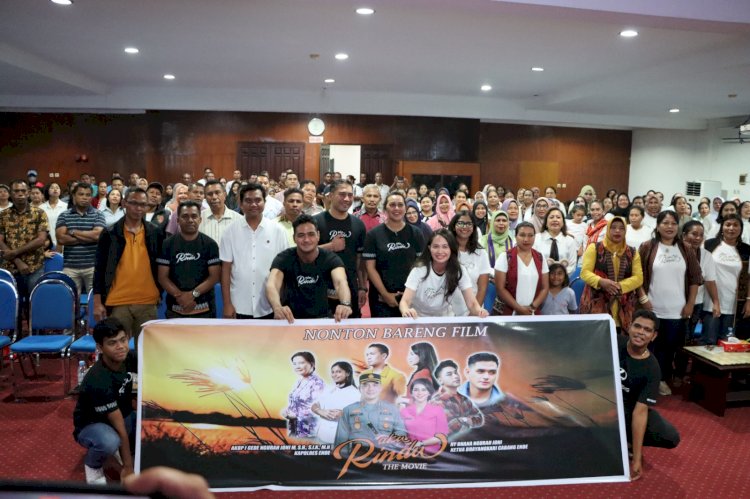 Kapolres Ende Bersama Anggota dan Bhayangkari Gelar Nobar Film Aku Rindu