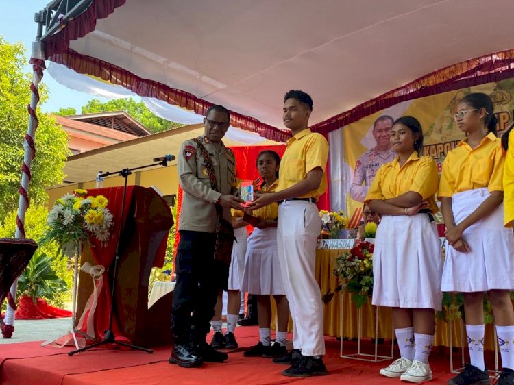 Safari Kamtibmas di SMAK Syuradikara Ende, Kapolda NTT Memotivasi Siswa dan Siswi Untuk Disiplin