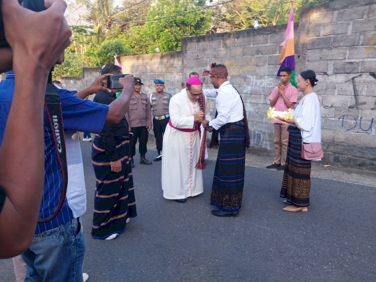 Pastikan Aman, Personel Polres Ende Kawal Kedatangan Uskup Agung Ruteng Mgr.Siprianus Hormat