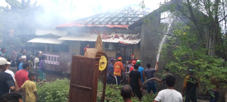 Breaking News, Kebakaran Melanda Rumah Pensiunan Guru di Kelurahan Tetandara, Kabupaten Ende