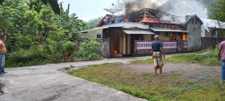 Breaking News, Kebakaran Melanda Rumah Pensiunan Guru di Kelurahan Tetandara, Kabupaten Ende