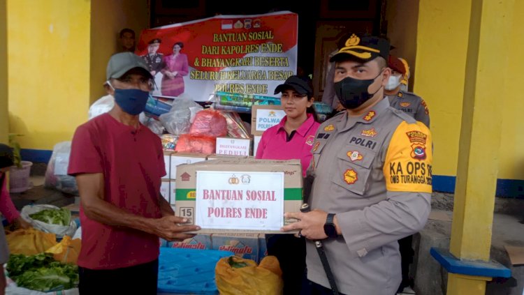Back up Polres Flotim, Kapolres Ende dan Bhayangkari Laksanakan Kegiatan Kemanusiaan Kepada Pengungsi Erupsi Gunung Lewotobi Laki-laki