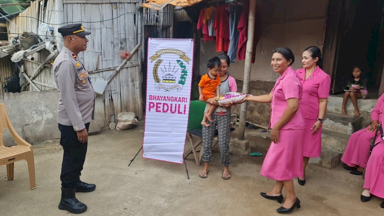 Peduli Stunting, Kapolsek Wolowaru Bersama Bhayangkari Kunjungi Rumah Balita Julianto Jemapela
