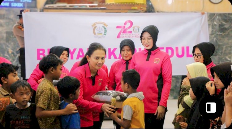 Sapa Pengungsi Banjir Bandang Sumbar, Ketua Bhayangkari Hibur Anak-anak Pengungsi