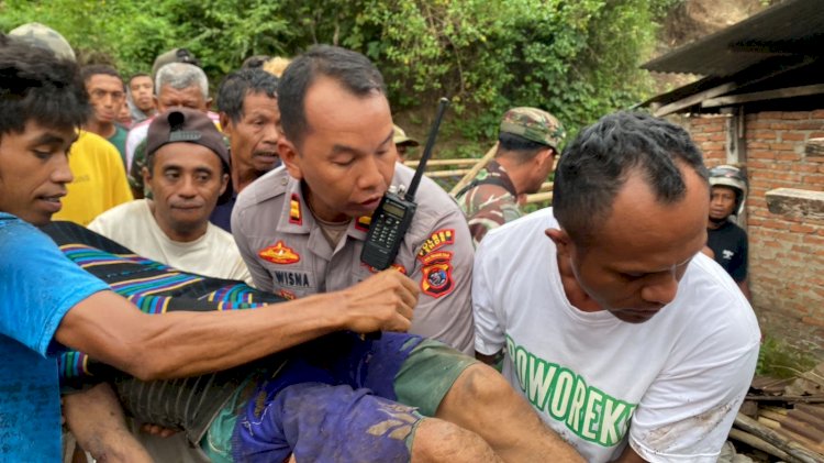 Kapolsek Ndona Dibantu Warga Evakuasi Korban Tertimbun Longsor dı Kelurahan Lokoboko Kecamatan Ndona