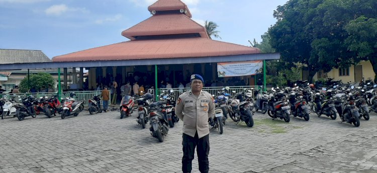 Pengamanan Sholat Jumat dan Pengaturan Arus Lalu Lintas di Masjid Agung Ende, Salah Satu Wujud Polri Hadir di Masyarakat