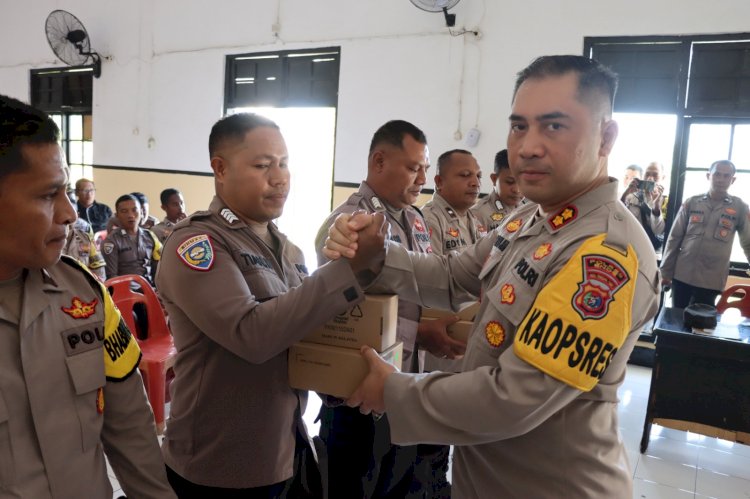 Dukung Pelaksanaan Tugas, Kapolres Ende Serahkan Alkom Kepada Bhabinkamtibmas