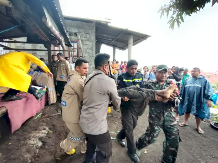 Anggota Polres Ende Sigap Membantu Evakuasi Korban Bencana Tanah Longsor Di Kecamatan Ende Timur