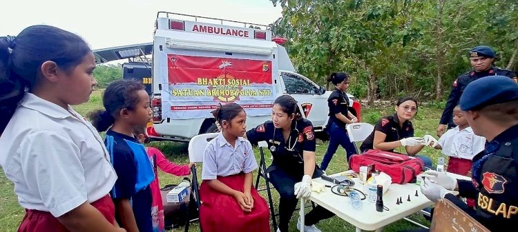 Satbrimob Polda NTT Gelar Bhakti Sosial di SDN Oeseu: Makan Gratis, Layanan Kesehatan, dan Air Bersih untuk warga