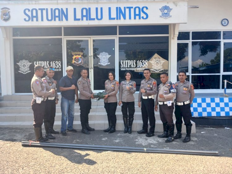 Untuk Memenuhi Kebutuhan Air Masyarakat Kecamatan Pulau Ende, Polres Ende Serahkan Bantuan Profil Tank dan Mesin Pompa Air