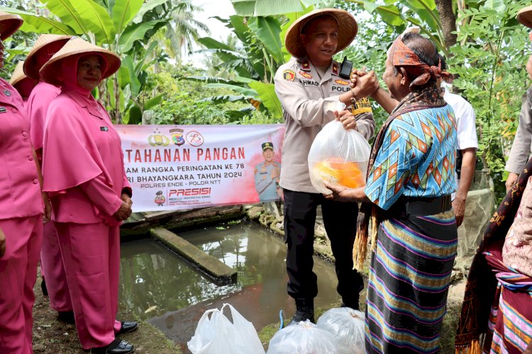 Dukung Ketahanan Pangan, Polres Ende Sumbangkan bibit Ikan Koi Kepada Kelompok Tani Wongamengi