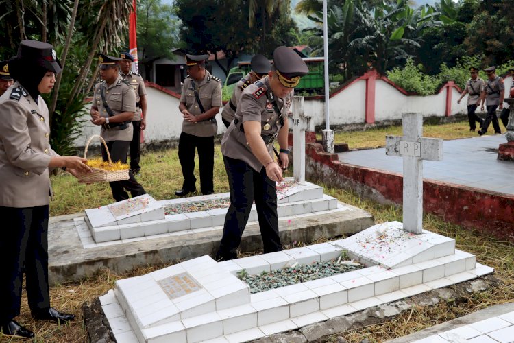 Mengenang Jasa Pahlawan Polri yang Gugur, Kapolres Ende Pimpin Upacara Ziarah Makam dan Tabur Bunga