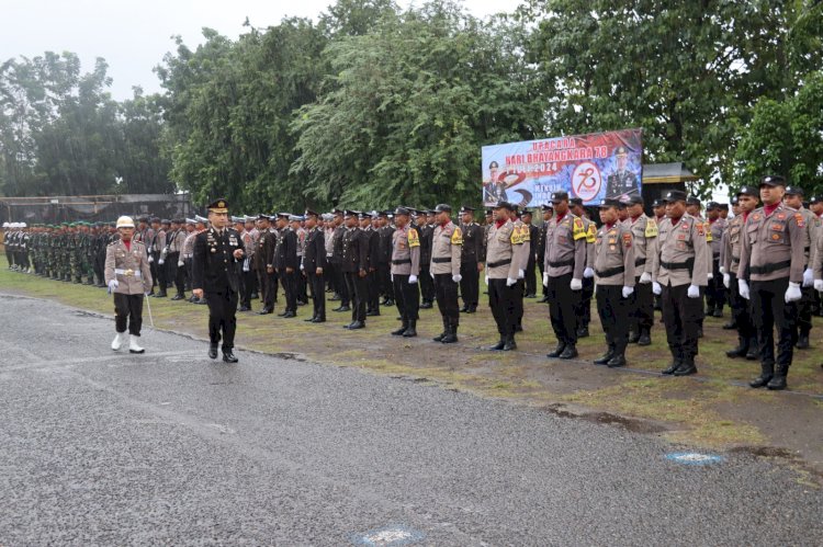 Diguyur Hujan Lebat, Anggota Polres Ende Tetap Semangat Laksanakan Upacara Hari Bhayngkara ke-78