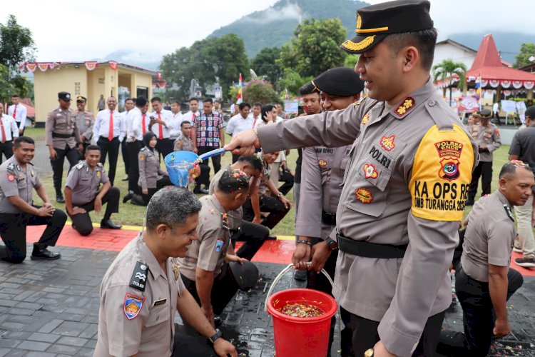 Diakhiri dengan Penyiraman Air Kembang, 25 Personil Polres Ende Mendapat Kenaikan Pangkat Setingkat Lebih Tinggi