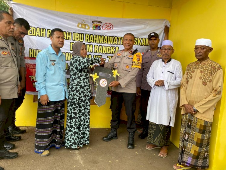 Sedih dan Haru Ibu Rahmawati Saat Menerima Kunci Rumah Usai Dibedah oleh Kapolres Ende