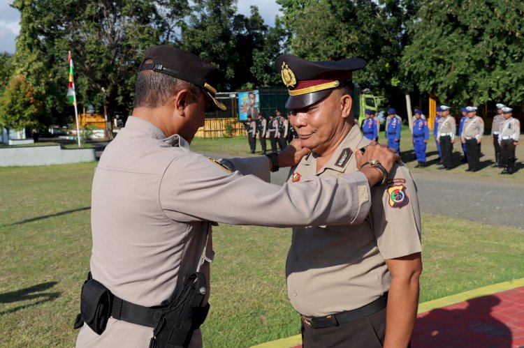 Sebagai Bentuk Penghargaan, Polres Ende Gelar Upacara Kenaikan Pangkat Pengabdian untuk Aiptu Ida Bagus Ketut Saskara