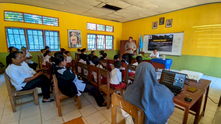 Cegah Bullying di Kalangan Pelajar, Kanit Binmas Polsek Wolowaru Aipda Yan Bonbalan Lakukan Sosialisasi Pembekalan Kepada Siswa/i SD Inpres Wolowaru 4.