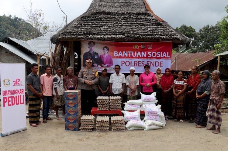 Peduli Kepada Warga Kampung Kolibari, Kapolres Ende Bersama Ketua Bhayangkari Ende Salurkan Bansos Sembako