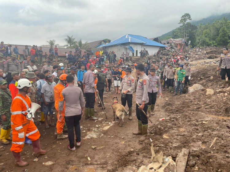 Polri Kerahkan 102 Personel dan Satu Anjing K9 Cari Korban Longsor di Kelurahan Rua Ternate