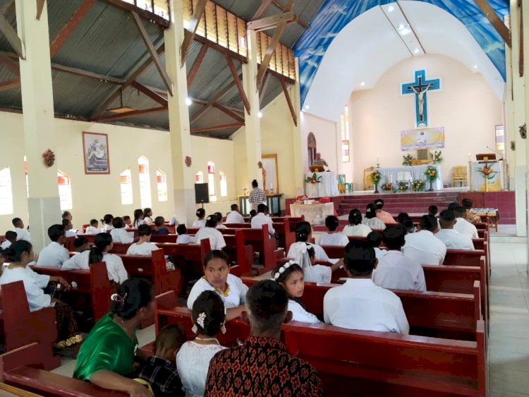 Kapolsek Wolowaru Bersama Anggota Amankan Jalanya Misa Ekaristi Penerimaan Komuni Suci Pertama di Gereja Hati Amat Kudus