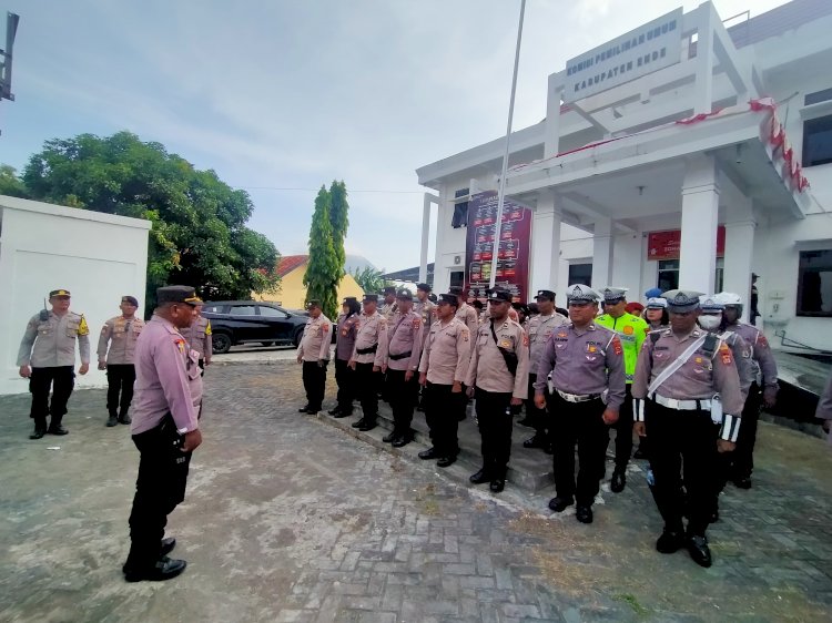 Personel Gabungan Polres Ende Amankan Jalanya Penetapan Pasangan Calon Bupati dan Wakil Bupati Ende