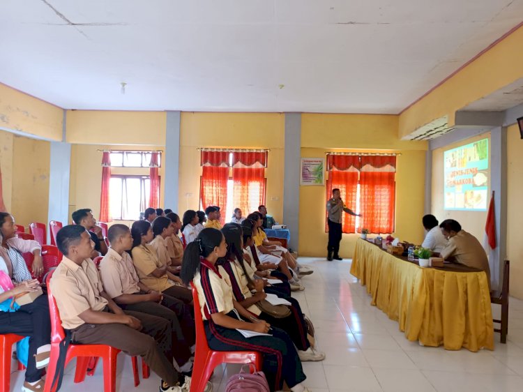 Bhabinkamtibmas Kelurahan Onekore Dan Lurah Onekore Berikan Sosialisasi Kepada Pelajar Terkait Pencegahan Penyalah Gunaan Narkoba