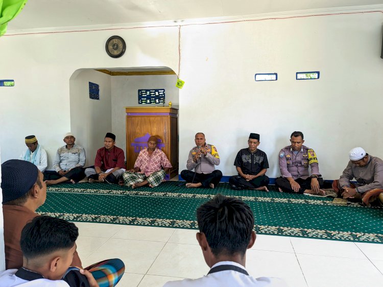 Jumat Curhat Kapolsek Wolowaru Bersama Jemaah Masjid Nurul Iman Desa Ledesua