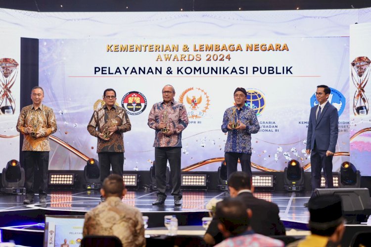 Polri Raih Penghargaan Lembaga Dengan Pelayanan dan Komunikasi Terbaik