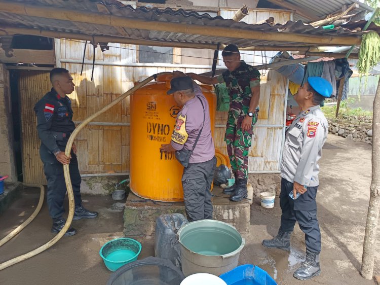 TNI POLRI Gelar Bakti Sosial Pemberian Bantuan Air Bersih di Ende