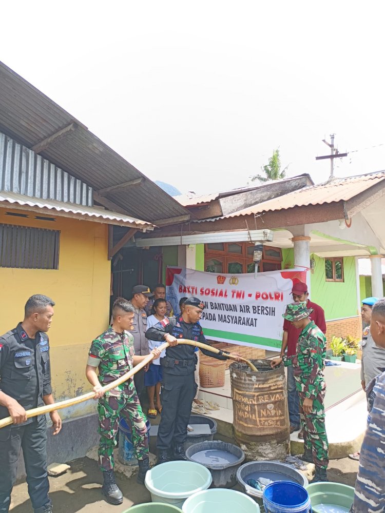 TNI POLRI Gelar Bakti Sosial Pemberian Bantuan Air Bersih di Ende