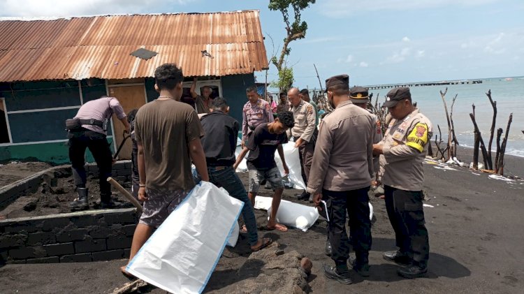 Respon Cepat Polres Ende Dalam Membantu Warga Terdampak Abrasi