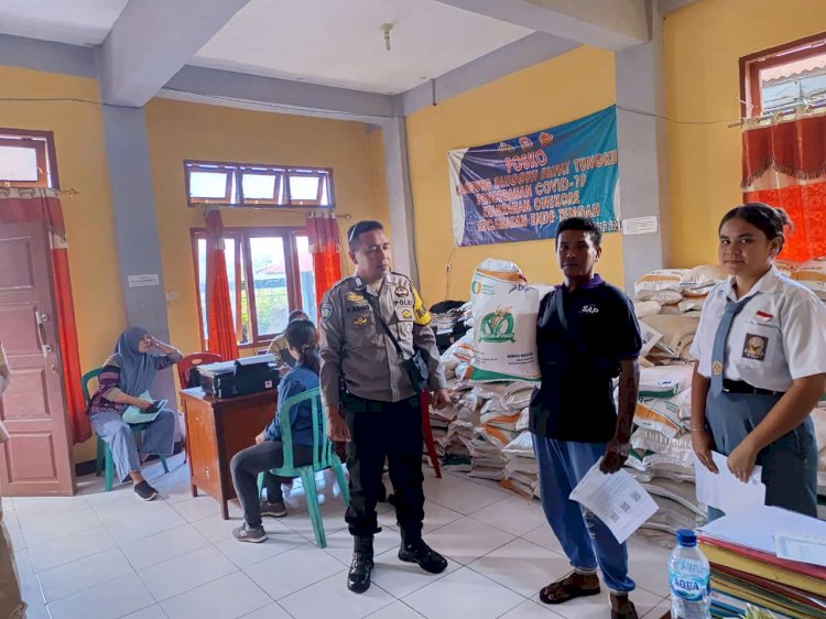 Bhabinkamtibmas Kelurahan Onekore Pantau Penyaluran Bantuan Pangan Tahap 2