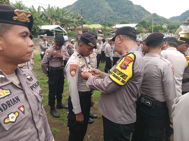 Usai Apel Pagi, Wakapolres Ende Bersama PJU Cek Penggunaan Brevet Gampol Personel Polres Ende